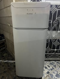 ثلاجه لبيع شغاله 200الف وبيها مجال بغداد لبلديات 07768626484