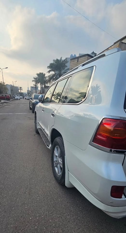من رخصة الادمنية
لاندكروز 2012 VXR بريمي 

تويوتا لاندكروزر VXR 2012 (وارد البريمي)
المواصفات العامة:
 الموديل: 2012
 الفئة: VXR (فل كامل - أعلى فئة)
 الوارد: البريمي (بهوان)
 المحرك: 8 سلندر (V8) بسعة 5.7 لتر (المحرك الكبير)
 ناقل الحركة: أوتوماتيك 6 سرعات مع خاصية التبديل اليدوي (تبترونك)
 نظام الدفع: دفع رباعي مستمر (4x4) مع دبل خفيف وثقيل ونظام زحف (Crawl Control)
🌟 أبرز المواصفات الخارجية:
 فتحة سقف كهربائية.
 أنوار أمامية زينون (HID) مع غسيل للأنوار.
 إضاءة نهارية LED وكشافات ضباب.
 جنوط ألومنيوم مقاس 18 إنش.
 خطوط هيكل جانبية (خطوط البريمي المميزة).
 جناح خلفي وسلة علوية (حنايا عفش).
 عتبات جانبية مضيئة.
 حساسات أمامية وخلفية للمساعدة على الوقوف.
🛋️ المواصفات الداخلية والراحة:
 مقاعد جلد فاخرة (تحكم كهربائي لمقعد السائق والراكب).
 شاشة ملاحة (Navigation) أصلية تدعم خرائط الخليج.
 شاشة ترفيهية خلفية (سقف) لركاب المقاعد الخلفية.
 كاميرا خلفية للمساعدة في الرجوع للخلف.
 نظام صوتي فاخر (JBL) مع مشغل CD/DVD وبلوتوث.
 ثلاجة وسطية لتبريد المشروبات.
 تكييف مركزي أمامي وخلفي (تحكم منفصل للركاب).
 نظام تشغيل ذكي (بصمة) ودخول ذكي بدون مفتاح.
🛡️ أنظمة الأمان والسلامة:
 نظام الفرامل المانعة للانغلاق (ABS) ونظام توزيع قوة الفرملة (EBD).
 نظام التحكم في ثبات المركبة (VSC).
 وسائد هوائية (ايرباج) محيطية كاملة (أمامية وجانبية وللركب).
 نظام المساعدة على صعود ونزول المرتفعات.

 العداد (الممشى): [250 الف] كم
 حالة البدي: [مكفول]
 حالة المحركات: [سليم لا يوجد اي فتح]
 الاستمارة والفحص الدوري: [سارية ومجددة]
📍 مكان المعاينة: [بغداد]
📞 للتواصل والاستفسار (واتساب أو اتصال): ***********
***********
