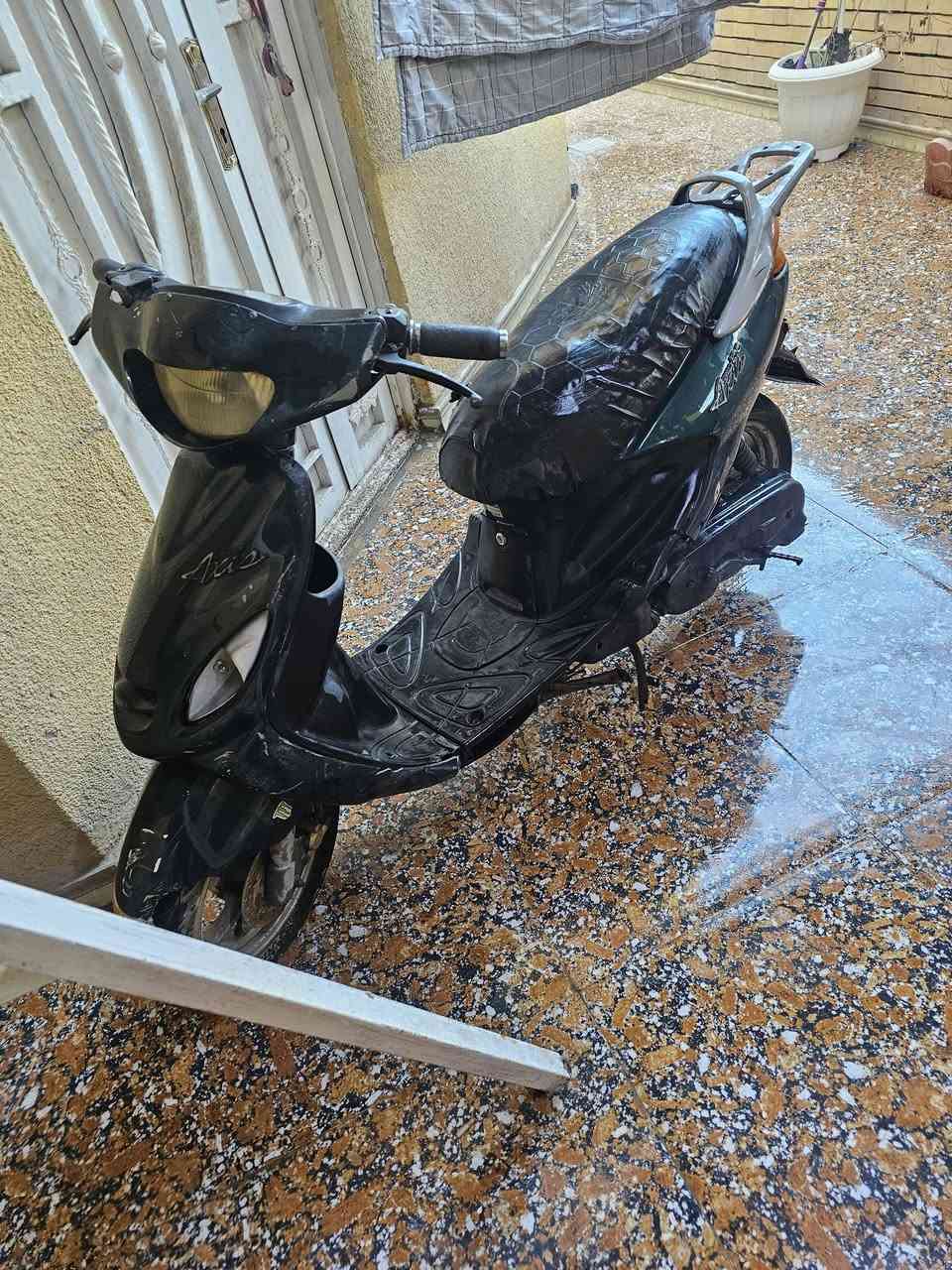 سلام عليكم اكزز دراجه شغاله وما بيهه شي اشتريت سياره واريد ابيعهه سعرها ٢٢٥ وبيهه مجال المكان البصره شارع الوفود رقم ***********
