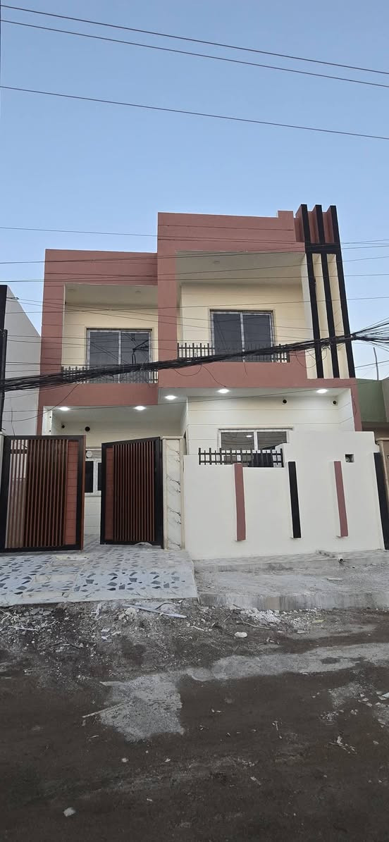 سلام عليكم 
بيت للبيع 🏠موصل رشيديه 
قطاع الخامس 5
البيت طابقين ثلاث غرف
📍قرب جامع الرحمه و مدرسه الملايين 
تقطيع حاج طه  صاير عشارع 
بناء جديد 
المساحه 118 الواجهه 8 

طابق الاول 
استقبل + مطبخ + صحيات 
هول + غرفه 1 

طابق الثاني 
غرفتين 2 + هول + صحيات 
سطح ناصي 
باقي التفاصيل الاتصال
***********
***********
