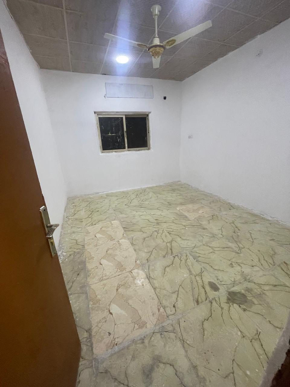 بيت للإيجار بالحيانيه الطاك الشارع العام
طابق اول وثاني الطابق الاول يحتوي غرفتين
 واستقبال وصاله ومطبخ وصحيات الطابق الثاني
 غرفه وصحيات وهول الايجار 400 قفل شامل
 الكهرباء والماء للاستفسار : (***********)
