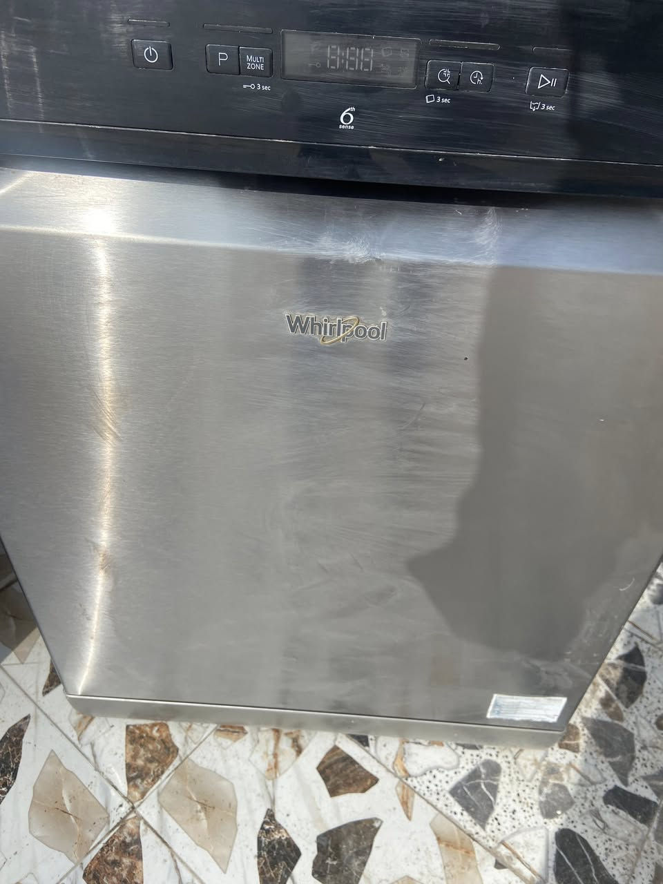 غسالة صحون امريكية مشتغلة مره وحده ومتروكة بيها عطل بسيط ابيعة كومة حديد ب50 الف قفل تواصل واتساب ***********
