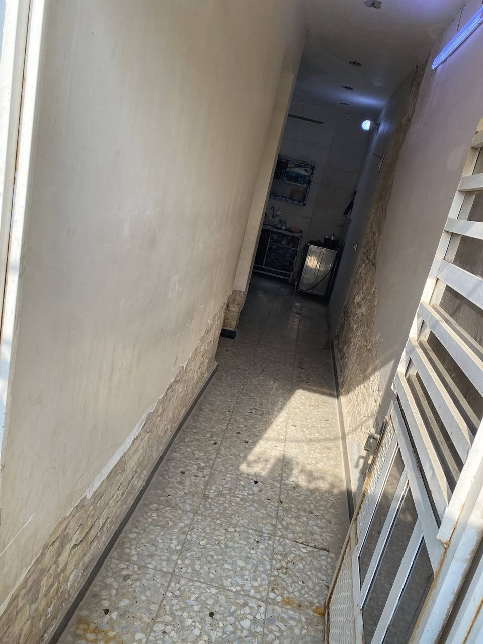 السلام عليكم
بيت مساحة 50 طابو سند 25، السريدات القديمة مربع الثالث على الشارع التجاري الي يربط بين الشعب والجزيرة السياحية، يشمل ماء كهرباء مجاري تبليط، والسعر47 وبي مجال بسيط ،، الهاتف *********** متوفر واتساب.
