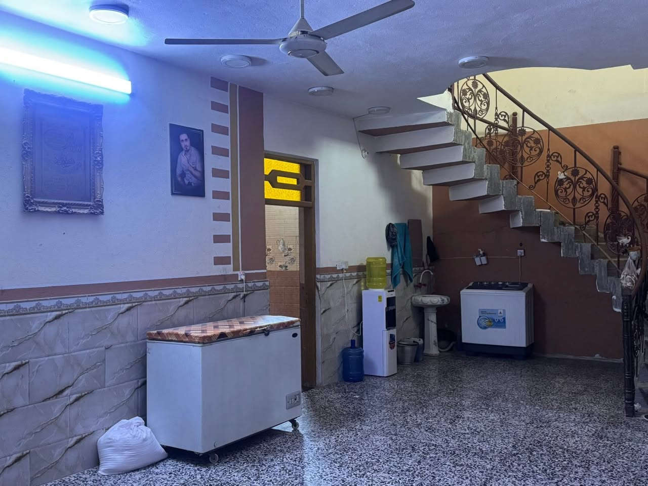 بيت للبيع مساحة 400 م بناء 2017 مسلح طابقين يتكون الاول من استقبال 4.5*9  و هول 5*5 وصاله 5*9 ومطبخ 4*4 وغرف عدد 3 غرفتين 4* 5 و غرفة 4*3 والطابق الثاني يتكون من غرفين 4*4 وصالة 5*6  / عنوان البيت مقابل قاعة الحديد بالمردان قرب أسواق بيت عاصي للاتصال ***********
