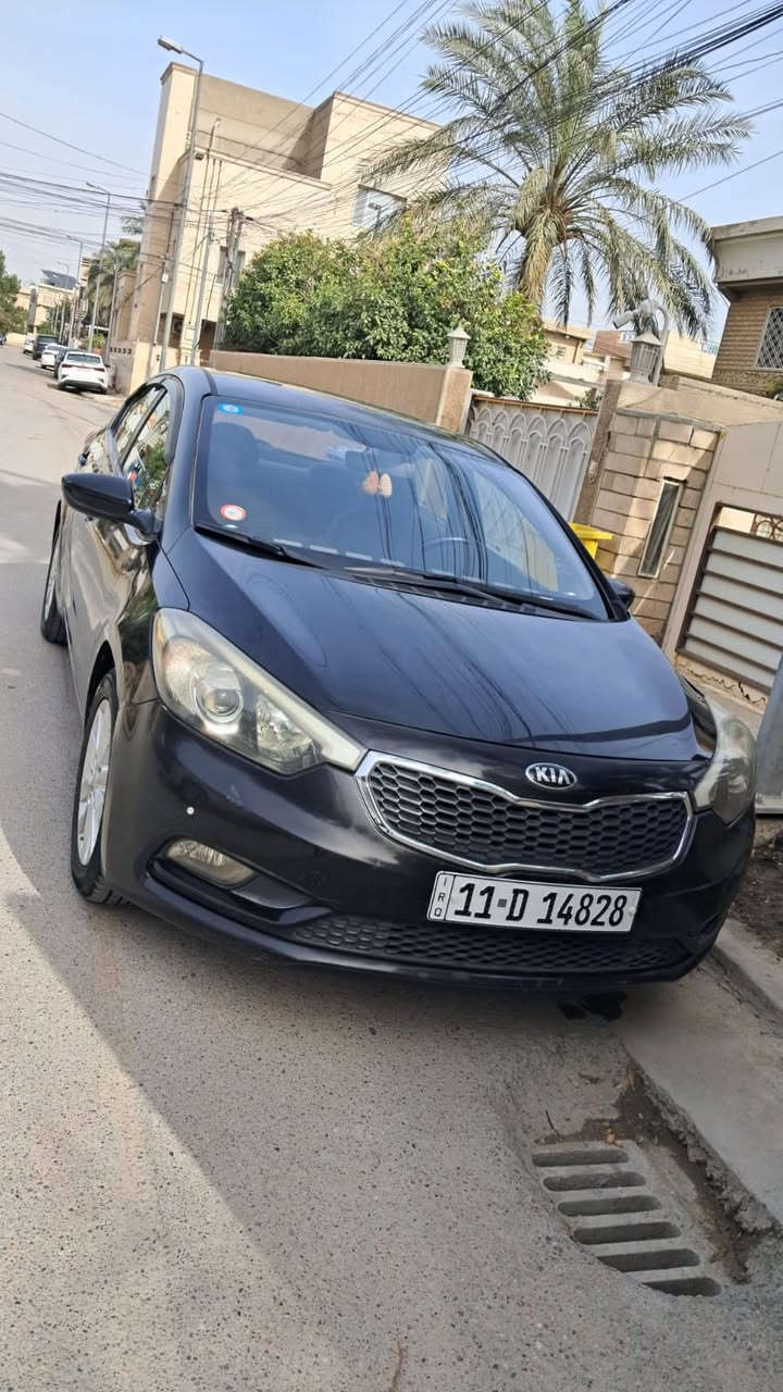 السلام عليكم ورحمة الله كيا سيراتو للبيع وكالة الشركة الدوليه  موديل2015 نظافة السياره شوف العين والفحص أن شاء الله عندي بيها باب الخلفي الأيمن بدلته أباب أصلي أثر شخط نافذ وطلقه بالقمارة بيها والسونار موضح كلشي كير مكينه جيد جدآ مكفولات من الفتح تخم تاير جديد السياره ماشيه 156الف كم السنويه بأسمي مكاني بغداد حي الجهاد السعر 113$وبها مجال بسيط للأستفسار الاتصال بالرقم ***********
