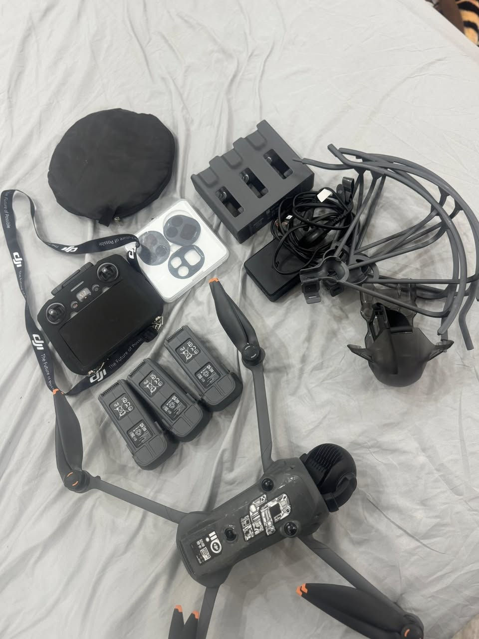 السلام عليكم 🌿
للبيع درون DJI Mavic Pro 4
الحالة: شبه جديد – استخدام أقل من 3 ساعات فقط

🔹 المواصفات والملحقات:
 • كامل مع جميع ملحقاته الأصلية
 • سيت عدسات إضافية
 • جنطة كاربون فايبر
 • درع مراوح
 • قاعدة هبوط (H)
 • درع الجويستك
 • حماية شاشة الجويستك
 • درع الكمبل
 • حبل DJI للجويستك
 • أرجل هبوط

📌 الجهاز نظيف جداً وجديد تقريباً

📲 للاستفسار والتواصل واتساب فقط:
***********
