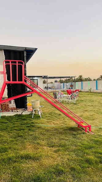 المزرعه موثقة بتطبيق اجرلي
مزرعه ( حكايتي العائلية )يقدملك اجمل جلسة  واطلالة، 
مسبح للكبار 
ومسبح صغير للأطفال 
شوايات متوفره للسمك🐟 و الكباب والتكه 
وتنور الطين المميز 
صاله كبيره🪑🪞🛋️ مجهزة بشاشة 
سماعة دي جي  
َمنضده للكبار مع فيشة 
زحليكة للأطفال مع مراجيح جلسة 
غرفة نوم مزدوجة للعرسان
وغرفة نوم ثانيه ٤  أسره 
مع وجود فرش إضافية 
مطبخ مجهز من جميع المستلزمات 🥘✅ 
حمامات متكامل عدد ٢ 🚿🛁✅
جلسة خارجية عربية تراثية ✅
كهرباء٢٤ساعه بدون انقطاع✅
كراج للسيارات 🚙🚗✅
كونك مميز انت وعائلتك واستمتع   بالمناظر 
مع الهواء الطلق وسط مزارع ا🍁🌴
العنوان بغداد الكرغولية سايد الواحد قريب سريع القناة ودقايق عن محمد القاسم  
للحجز والاستفسار الاتصال على الرقم 
***********
***********
مستعدون لاقامة الحفلات والمناسبات 
حكايتي _احلی_عالم
التعليمات الخاصة بالمزرعه :
١-ممنوع ادخال الاسلحة والمشروبات الكحولية
٢-نحن غير مسوولين عن حوادث( الغرق  - المشاجرات - صعقات الكهرباء)
٤- لانتحمل كافة الامور القانونيه والعشائرية اثناء  الحجز
٥- جلب بطاقة وطنية او عقد زواج بالنسبه للعوائل
٦-  الحفاظ على ممتلكات المزرعة وفي حاله كسر او تلف يتحمل الزبون غرامة
