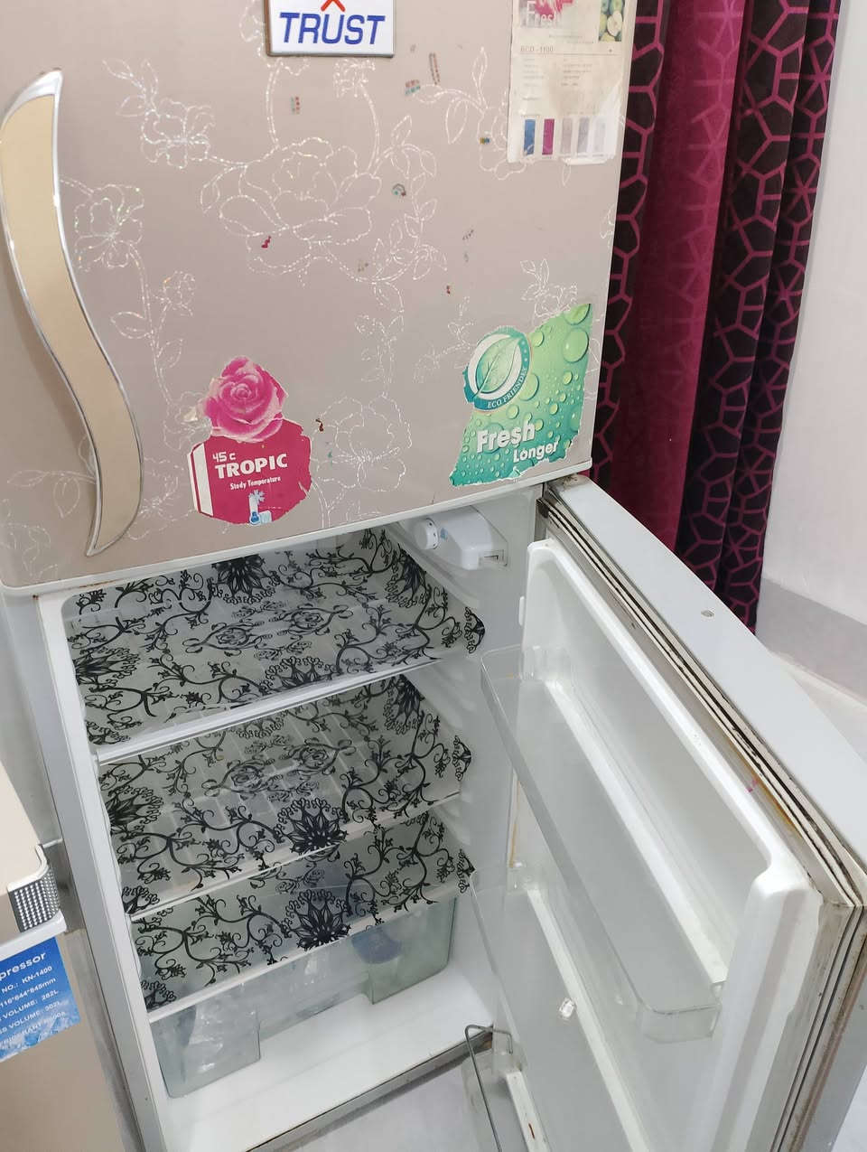 ثلاجه للبيع نضيفه السعر 75وبيه مجال رقم الموبايل ***********
