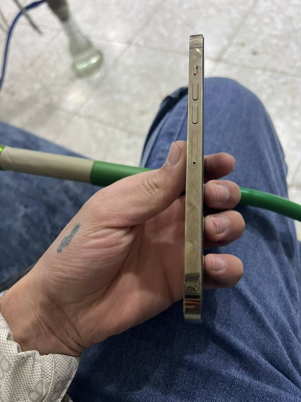 آيفون 13برو ماكس نموذج M الجهاز النضافه مالته100%بطاريه84 ما مرفوعه وتر بروف السعر 750 وبي مجال للشراي الرقم ***********
