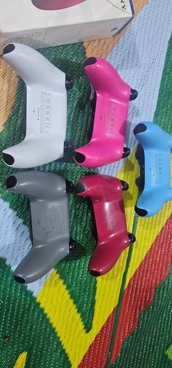 يده بلي5 اصلي اذا مو اصلي تاخذها بلاش
عندي توصيل لكل المحافظات 
اكو بالكارتون واكو بدون كارتون. للشراي يتفضل خاص


**إذا كنت صاحب هذا الإعلان وتريد حذفه لأي سبب، رجاءا أرسل رسالة إلى الدعم الفني**