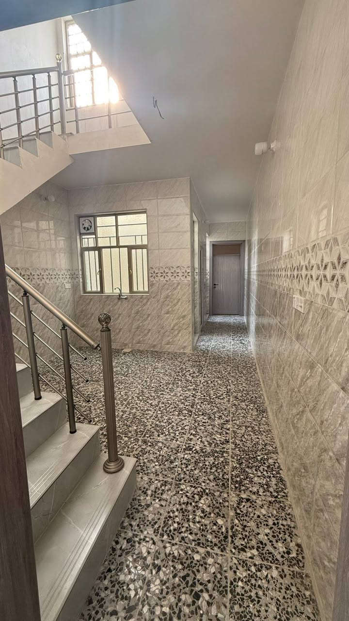 سلام عليكم
دار للبيع 

المساحة ٧٥ متر طابو ملك صرف سكني

طابق ونص 

الموقع بغداد منطقة الانتصار مقابل مستشفى حمادي شهاب طريق الشعب الحسينيه 

يحتوي على 

استقبال ومطبخ حولي 

و غرفتين نوم

ومنور 

مع صحيات
 

بناء جديد زيرو ما مسكون

للإستفسار الاتصال على الرقم 📞

📞***********
