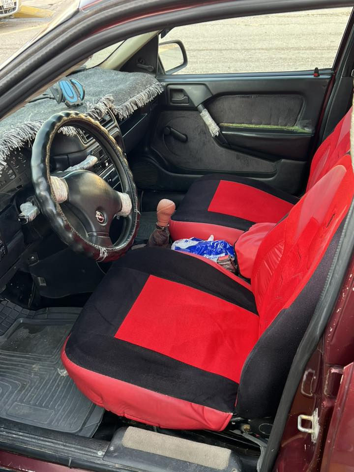 اوبل فكترا رقم سليماني
رقم جديد
شرط التحويل 
كلير عام جمالية 
موديل 90
اللون ماروني
محرك 20
لا صرف لا بوخار
***********
