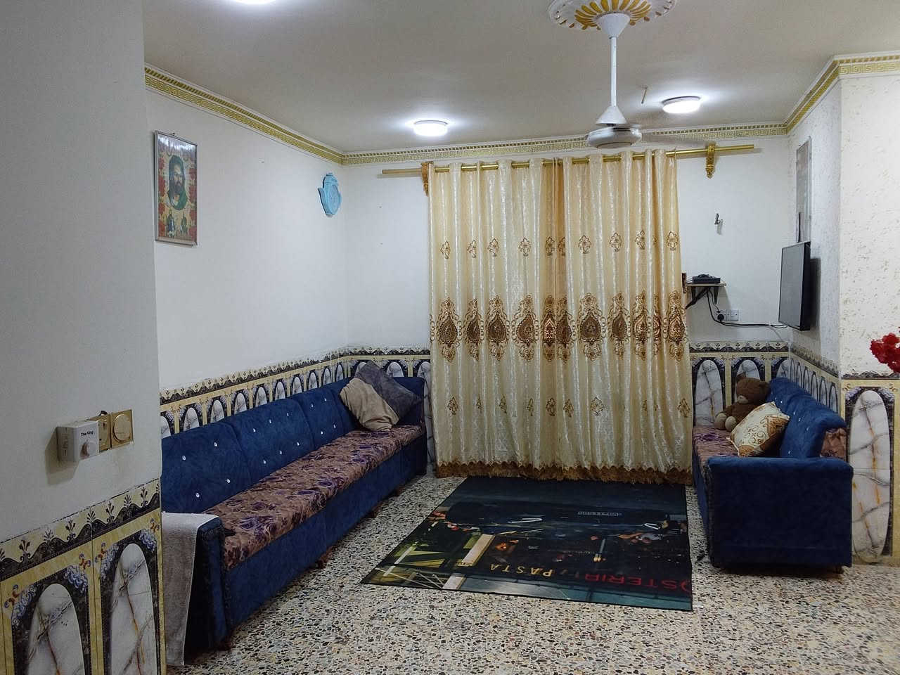 السلام عليكم
دار للبيع المساحه( 480 )  متر واجه/12 /او نص /نزال/40 
يحتوي على  استقبال/ واجه 4 × نزال/13 ،+ خدمات خارجيه 
+حولي كبير + 3 غرف نوم واسعه 
+حديقه مرتبه /. مقابل الدار مدرسه.  وشارع عرض 15 متر 
العنوان بغداد منطقه الانتصار قرب مرور الحسينيه 
السعر 180 او بي محال 
التفاصيل الاتصال على الرقم***********
