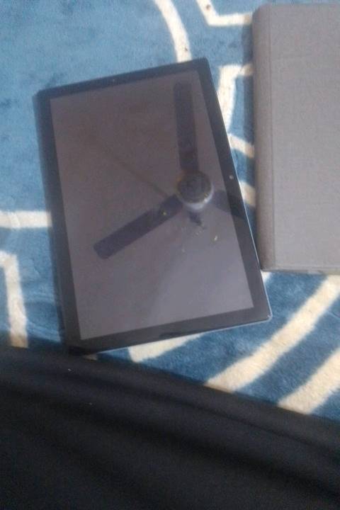 تابلت مع كيبورد وماوس، بوضعية ممتازة، مثالي للعمل والدراسة. يمكن استخدامه كجهاز لابتوب صغير. يشمل غطاء حماية عالي الجودة للتابلت. الجهاز نظيف وخالي من الأضرار الواضحة.