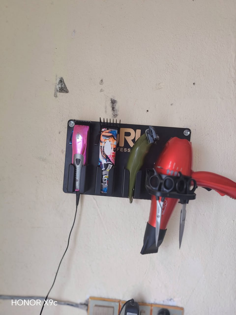 سلام عليكم غراض حلاقه كامله للبيع
***********بي واتساب
