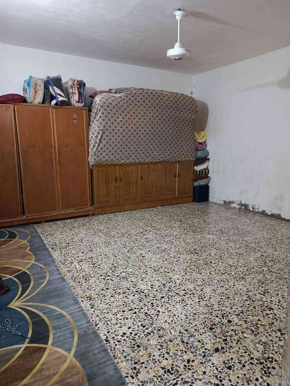 سلام عليكم بيت للبيع بحي الخضراء نزله ساحه البيع المباشر قريب الشارع العام مساحه 200 متر بيت جاهز  بناء طابوك  مرقم قسم بلديه   بيه استقبال و غرفتين و صاله و مطبخ و صحيات  *********** واتساب
‏‪***********‬‏
