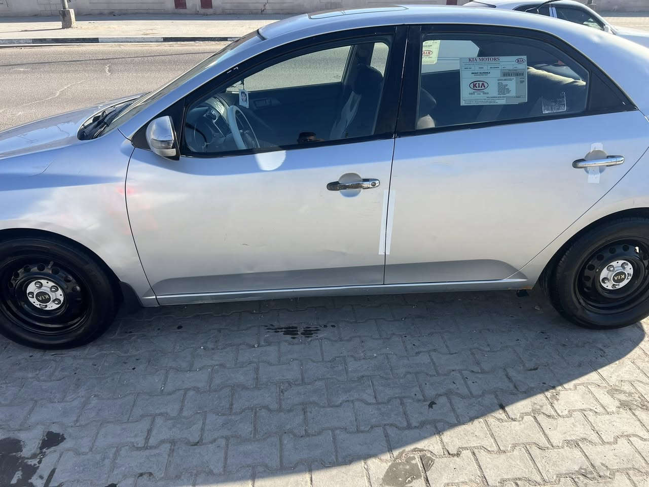 ًً
سيراتو موديل 2010 
السعر 85 و بيها مجال
رصاصي
فول مواصفات ما عدى البصمه
فتحه بالسقف
مكينه و كير و تخم تاير جديد
تبريد جديد
سياره يحتاجلها حداديه فقط
مصبوغه حزام بس لا قماره و لا بنيد و لا صندوق و بدون ضربه بس صبغ جماليه جراد 
البدي شوف العين 
عنواني البصره العشار الداكير 
رقم الهاتف ***********
