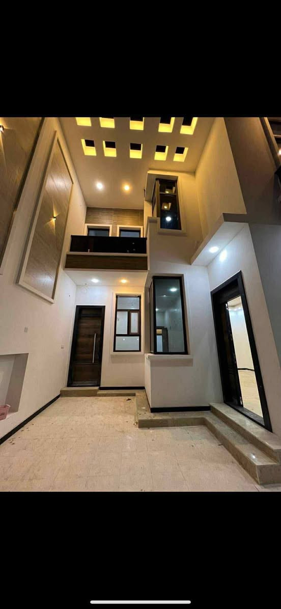 دار سكن للبيع
 طابو صرف
ديوانية حي الفرات 
قرب شارع الصب موقع مميز جدآ
يقع على شارع بعرض 15 متر 
بناء حديث 2025 بعده مامسكون
درجة اولى طابقين مسلح
الأرضية مرمر 
المساحة 202 متر 
تفاصيل الدار.... 
يحتوي على
 غرف النوم عدد 4 _ صالة عدد 2
 أستقبال  _ مطبخ حار + بارد 
مجموعة صحية عدد 3 _ گراج سيارة
                      مراجعة
مكتب العتابي للعقار  ديوانية الجزائر مقابل فندق برج الامراء
للاستفسار *********** مهدي العتابي 
           ***********  حيدر الفتلاوي
           ***********
