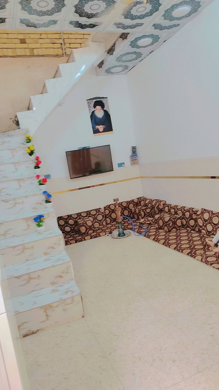 للبيع بيت 100 م بناء طبوك جمهور صارله سنه من كملته بي غرفتين صالتين مطبخ ستقبال حمام داخلي حمام خارجي مع تواليت قرب سيطرة البراهيميه عمود 207 منطقة العامريه السعر 55 زراعي سند 25 يبعد عن الشارع العام مشي 10 دقايق خابر واتساب *********** الشراي هلا بيه
