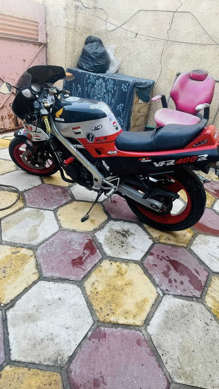 السلام عليكم اخواني الاعزاء . دراجه بطح هوندا للبيع محرك 400 . موديل تسعينات  دراجه نظيفة شوفة عينك محرك ممفتوح ابد . اوراق . محتاج واريد ابيعها الله لايحوجكم لاحد . سعرها مليون وثلاث مائك الف دينار . 1،300،000 الشراي يتواصل على الرقم *********** وبيها مجال للي يشتري بصدك
