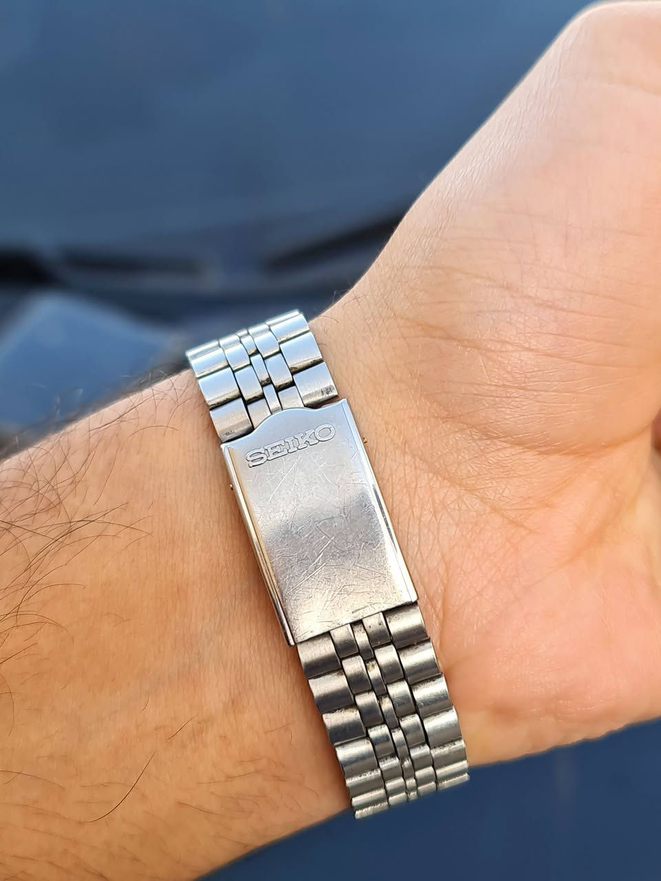 ⌚ SEIKO Automatic Vintage — فخامة الزمن الجميل

ساعة سيكو أوتوماتيك موديل قديم أصلي، تصميم كلاسيكي بهيبة خاصة لعشّاق الساعات اليابانية العريقة. قطعة مميزة تجمع بين القوة والبساطة والأناقة في نفس الوقت.

• حركة أوتوماتيك أصلية (تعمل بحركة اليد)
• 21 Jewels
• عرض اليوم والتاريخ بالعربي
• هيكل ستانلس ستيل كامل
• مينا فضي مع مؤشرات ذهبية أنيقة
• صناعة يابانية بجودة Seiko المعروفة
• موديل قديم نادر لعشاق الـ Vintage

ساعة لها حضور قوي على اليد وتناسب الاستخدام اليومي واللبس الرسمي، خيار مثالي للي يعرف قيمة الساعات الأصلية القديمة.

للتواصل على الرقم التالي او على الخاص 0795472588

✨️يرجى متابعة الصفحه لكي يوصلكم كل ما هو جديد ✨️⌚️


**إذا كنت صاحب هذا الإعلان وتريد حذفه لأي سبب، رجاءا أرسل رسالة إلى الدعم الفني**