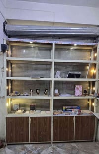 باترينة للبيع 🌟✨ الأبعاد: • الارتفاع: 2.55 متر • العرض: 2.35 متر • الع...
