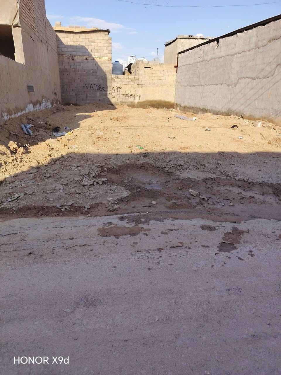 سلام عليكم قطعه للبيع 140 متر قرب مطعم ديوان خط اول *********** رابع بيت عل شارع
