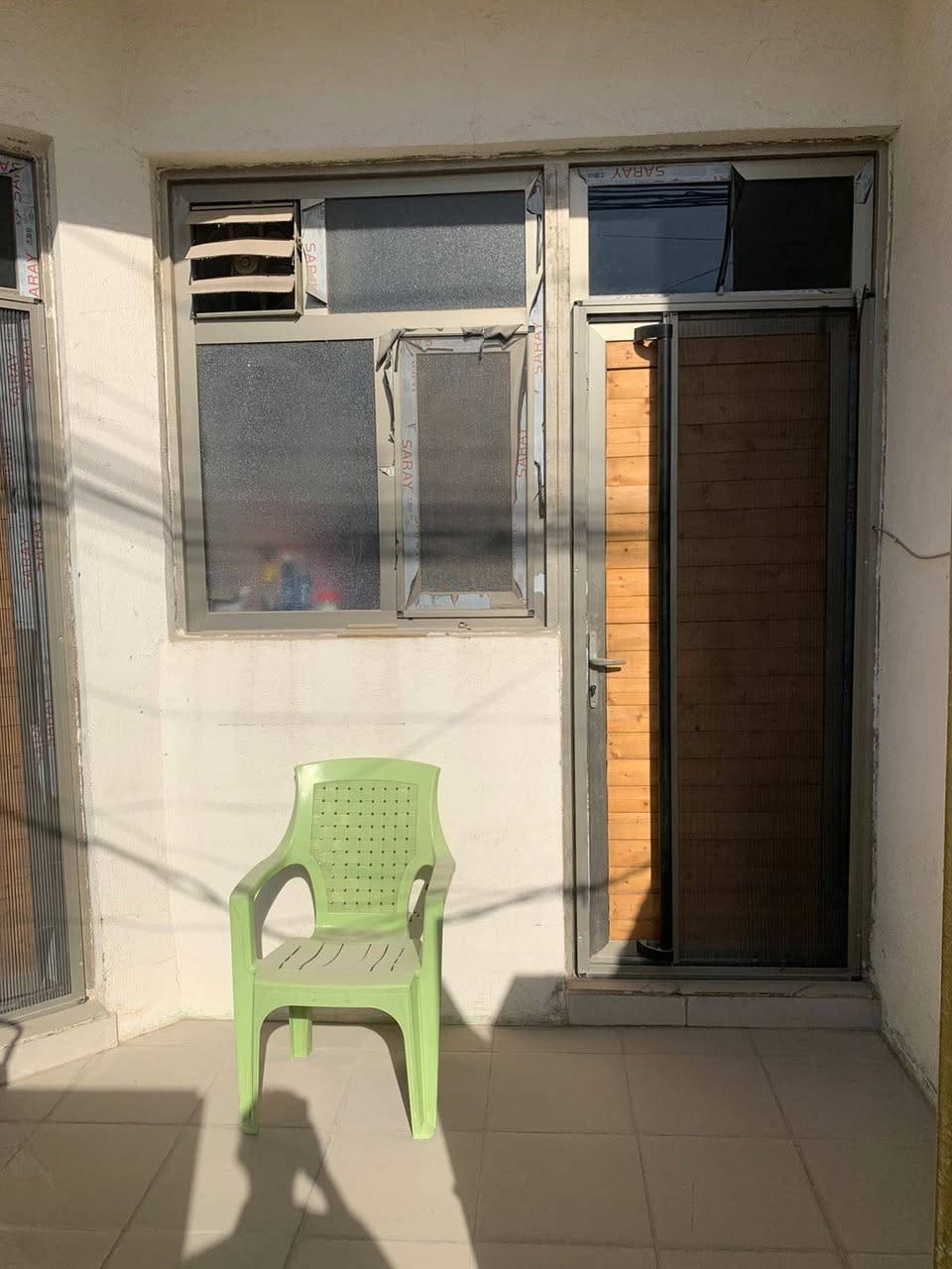 سلام عليكم بيت البيع مساح 100م واجهيه 6ونص ونزال 16 يحتوي ع استقبال ومطبخ وغرف وفوك 2غرف وصحيات العنوان البعيثه سلطان شارع مقابل مول القاسم استفسار اتصال ***********
