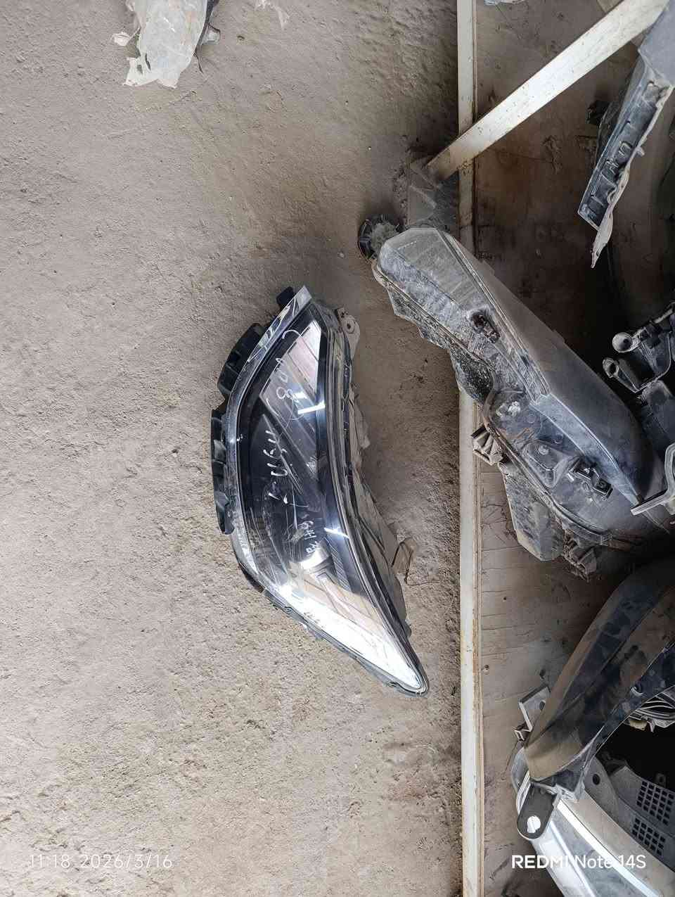 لأيت سوناتا عدسه وحده 
3 عدسات جهة سايق نظيف جدا جدا
سعر مناسب جدا 
*********** واتس اب
