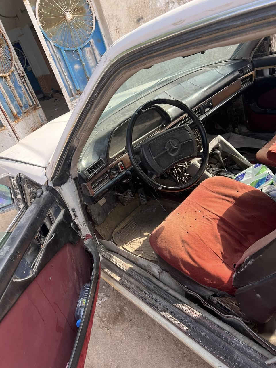 للبيع مارسدس تك باب مكينه وكير 3000كلاص اسود قبل شهر شادهن 33وبيه مجال مكاني بصره***********
