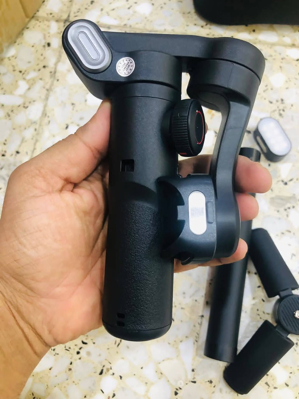 Aochuan Smart XE
اوزمو كاميرا ثلاثي المحاور للهواتف الذكية 
مصمم لتحسين استقرار الفيديو والتصوير الاحترافي. يتميز بحامل مغناطيسي لسهولة التركيب
أزرار تحكم مدمجة تتيح تحريك الهاتف بسلاسة
فلاش انارة مودات كثيره
حامل ثلاثي مع عصى تطوالة
مثالي لصناع المحتوى، والمصورين الراغبين في تصوير 
لقطات ثابتة واحترافية

السعر ٦٠ الف


**إذا كنت صاحب هذا الإعلان وتريد حذفه لأي سبب، رجاءا أرسل رسالة إلى الدعم الفني**