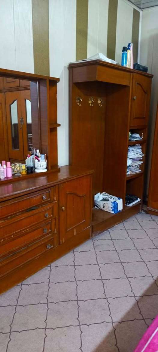 غرفة صاج خشب اصلي نظيفة الجودة جيدة جدا تتكون من (كنتور ست بيبان + ميز تواليت + جرباية نفرين + مجرات ٢ + ملحق بالجرباية + زاوية مكتبية وتعليقة) 

للشراي ٥٠٠ وبيها مجال.
#غرفة_نوم #البصرة #خشب_صاج


**إذا كنت صاحب هذا الإعلان وتريد حذفه لأي سبب، رجاءا أرسل رسالة إلى الدعم الفني**