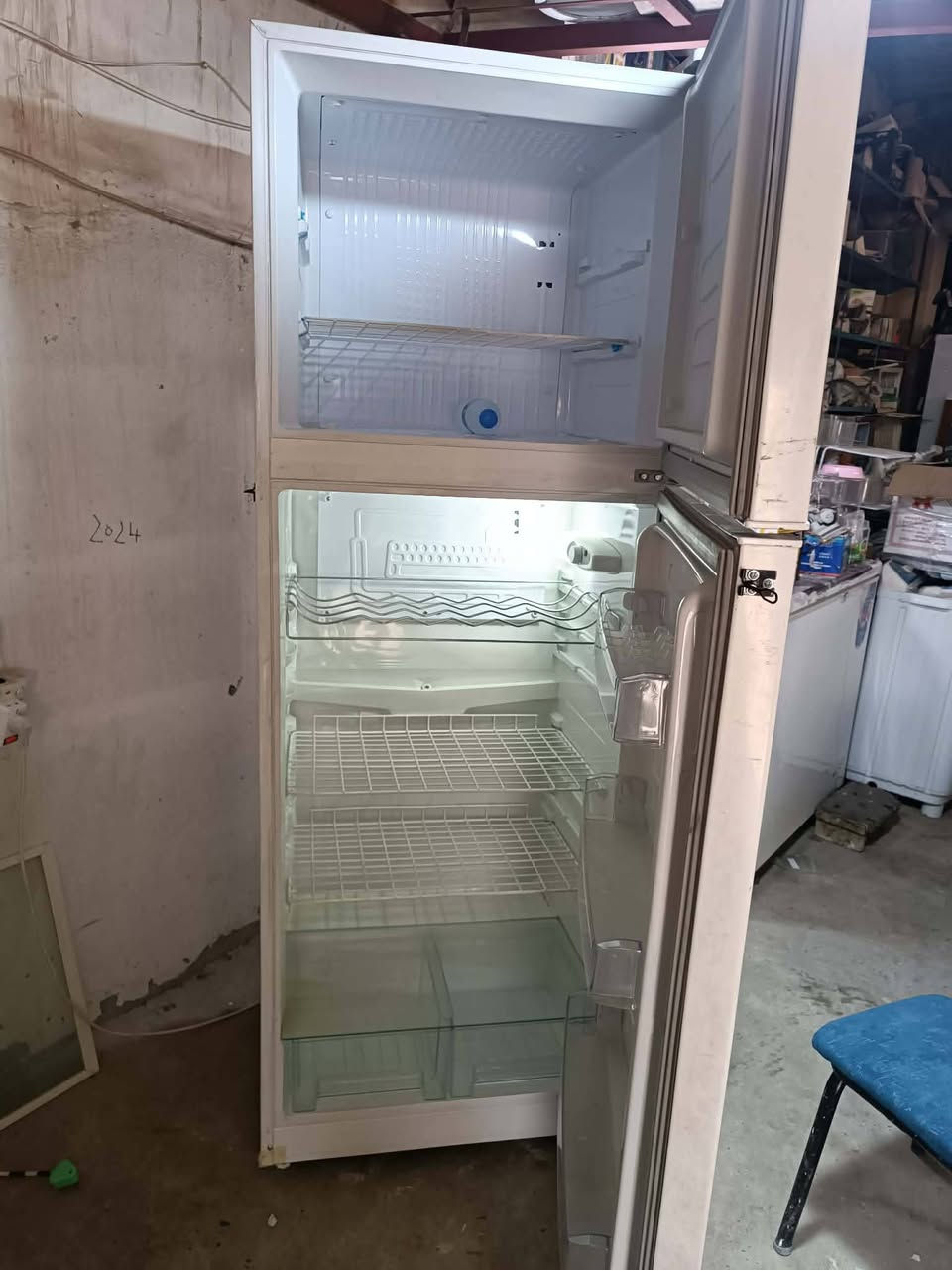 ثلاجة ميديا 24 قدم اخو الجديد 350 الف نهايتها العنوان حي السلام شارع البواري بالقرب من نجارة سامن ***********  واتساب  ***********
