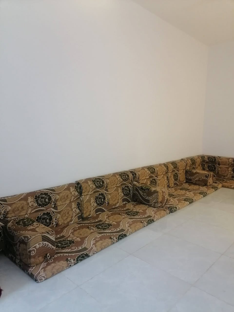 جلسة عربية للبيع
استخدام قليل جدا

للإستفسار الاتصال على الرقم ***********
