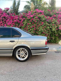 بي إم دبليو 520 • بي إم دبليو • سيارة بي إم دبليو • گير عادي • بدون حا...