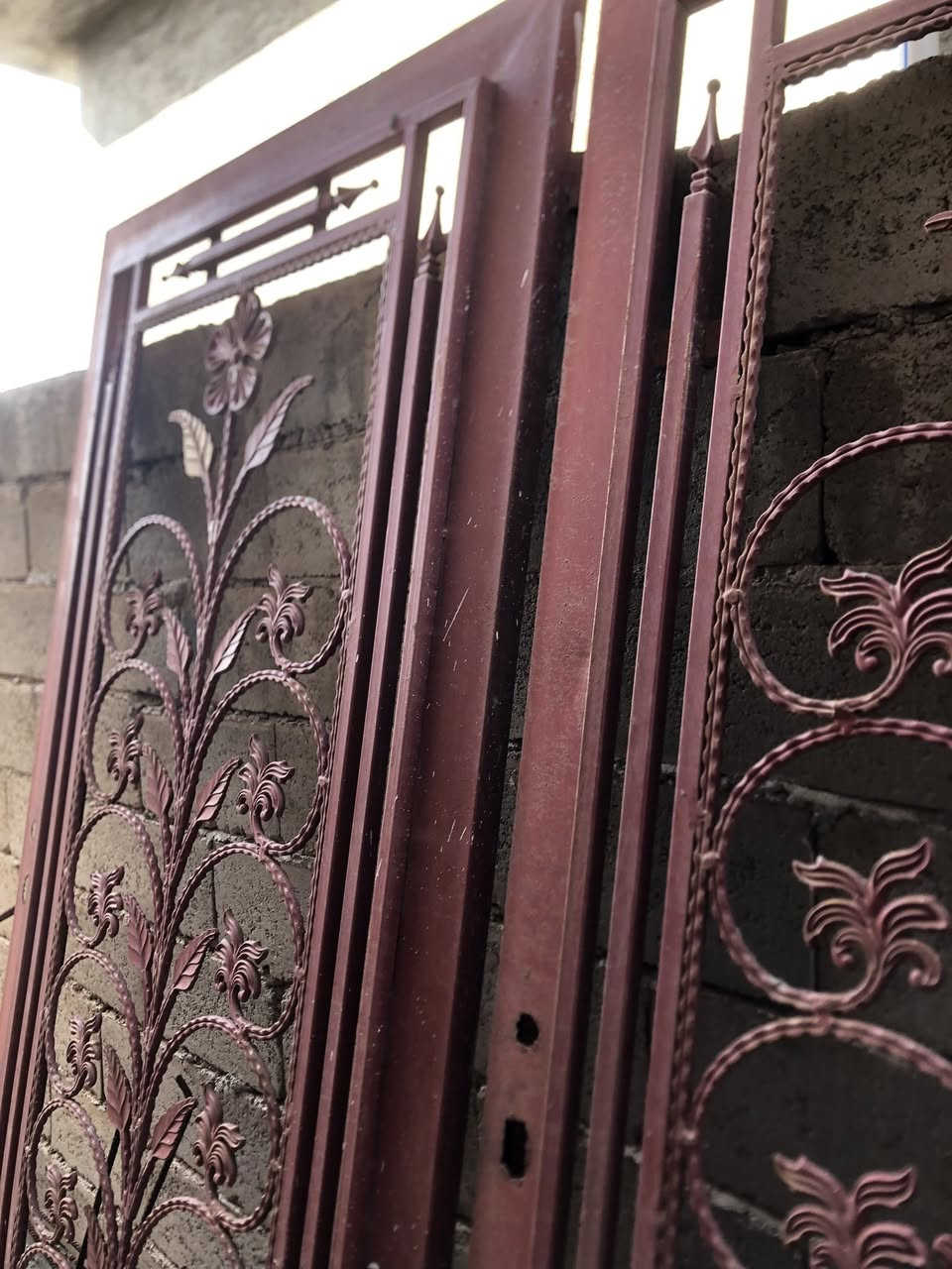 السلام عليكم ابواب بعدهم جدد بس متروكات عدد 2 قياس ارتفاع مترين وعرض متر ***********
