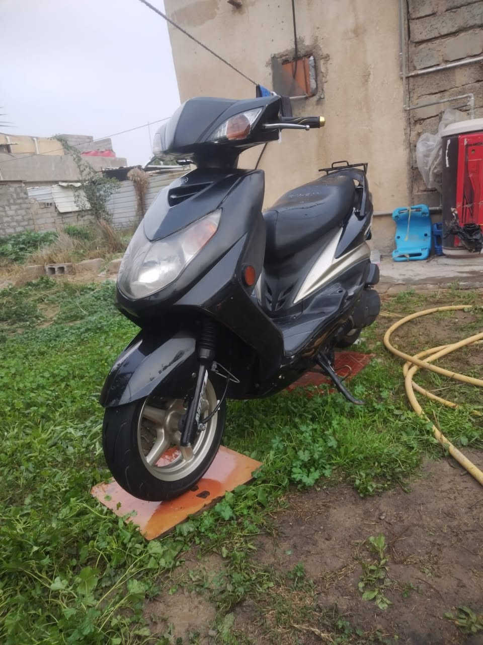 سلام عليكم 
سكنز فحل للبيع 
الدراجه خير من الله الدراجه اكفله من التاير للتاير 
اي نقص مابيه مكينه خير من الله زوج تايرات عريض جديد معدل يخبل الشراي خاص هـ***********
