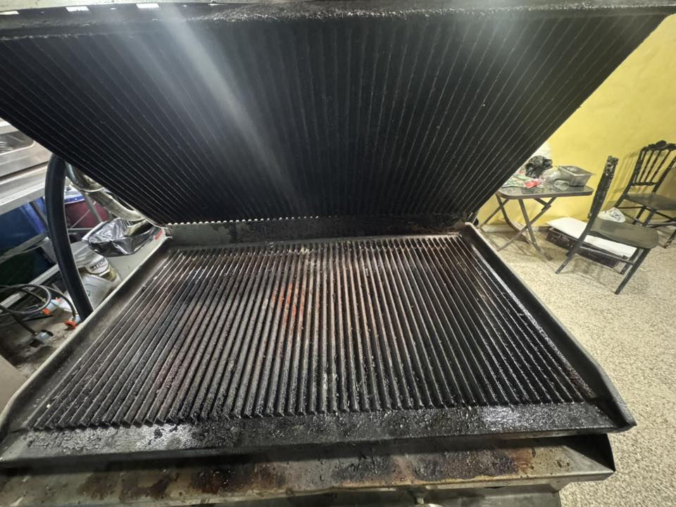 گرل مع قلايه
فرن بيتزا هو والميز  
كابسه صاج  
 مجمده وسط
شوايه كص 5 مشاعل مع الميز والشيش وسكين الكص
دگت مع بوچه ستيل مع ساحبه 

الموقع : بغداد الكرخ / علي الصالح 
***********
