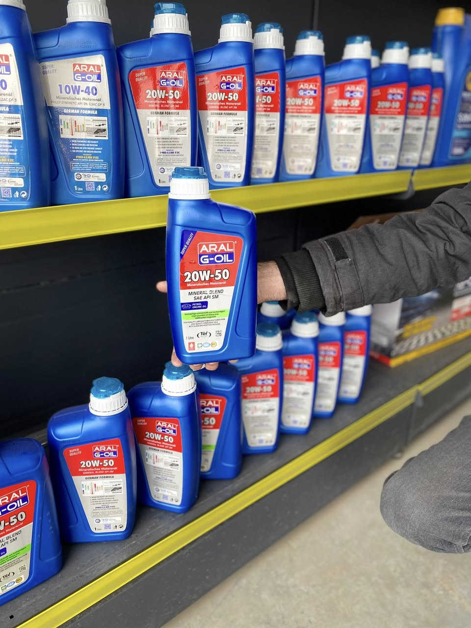 السلام عليكم 
متوفر زيوت سيارات وكالات اصليه 
ياباني والالماني وامريكي وكوري شرط 
ضمان واستخدام 
وفلاتر اصليه وعاديه 
مي راديتر اصلي وعادي 
اسعار جمله 
عنوان مدخل الشباب
مقابيل حسينه حواس 
الرقم ***********
