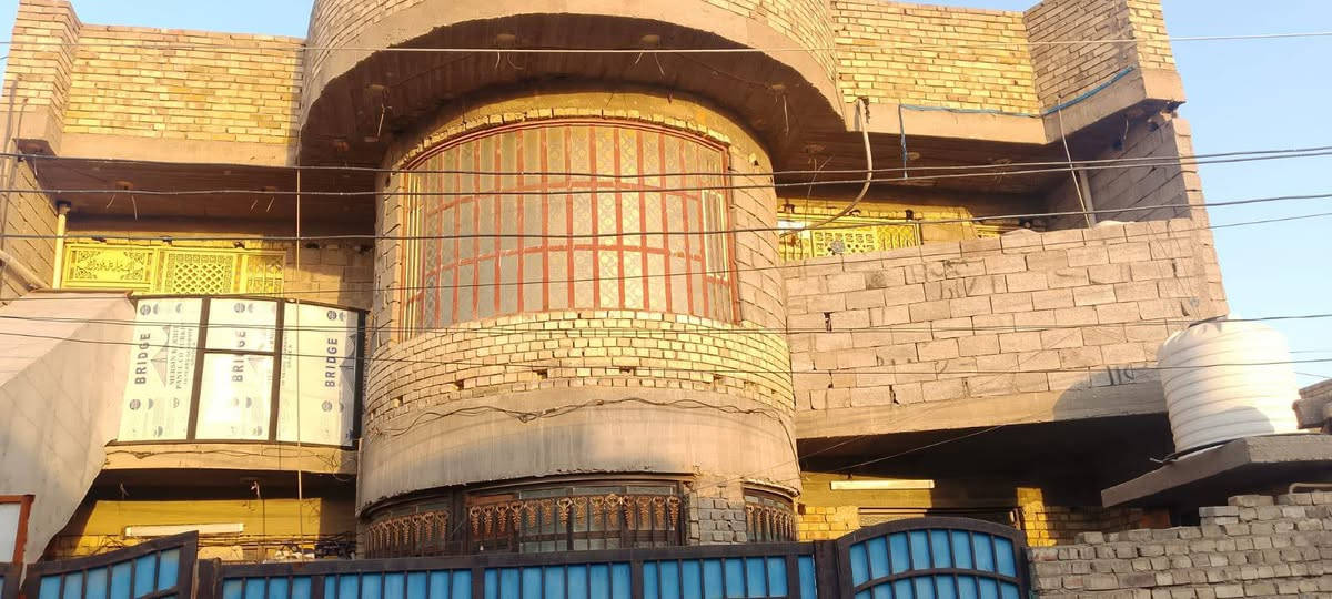 السلام عليكم 
بيت زراعي 160متر طابقين يحتوي اربع غرف منام واستقبال ومطبخ وصحيات في الطابق الاول والثاني ودرج خارجي وداخلي للطابق الثاني واجهه البيت اكثر من 12متر وركن كما مبين بالفيديو وكل الخدمات موجوده البيت الطابق الاول بناء طابوك والسقف كونكريت والطابق الثاني بناء بلوك والسقف كونكريت البيت حلو ومرتب وموقع حلو.. منطقه العريفيه الراغب بالشراء التواصل على الهاتف ***********بيه واتساب والسعر المطلوب 93مليون بيه مجال قليل
