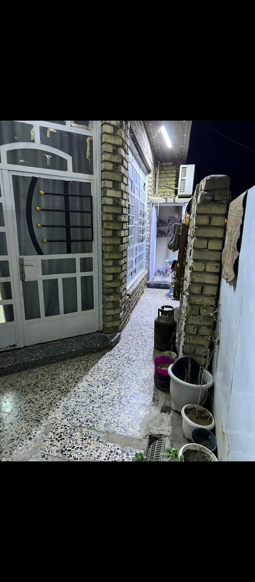 سلام عليكم بيت للبيع بشارع ابو الاحرار مساحته 150مترغرفتين جوه واستقبال وحولي ومطبخ حارو بارد والفوك كامل بناء هيكل عوزه صب الجبه 10 والنزال 14 رقم التلفون ***********بي واتساب اتصل وبلخدمه
