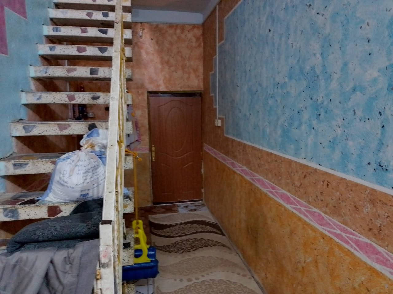 السلام عليكم بيت 100 م زراعي في عماره  منطقه الزيوت.  البيت كامل من كولشي وحاهز بيه غرفه فوك ممعكوده

للاستفسار ***********
