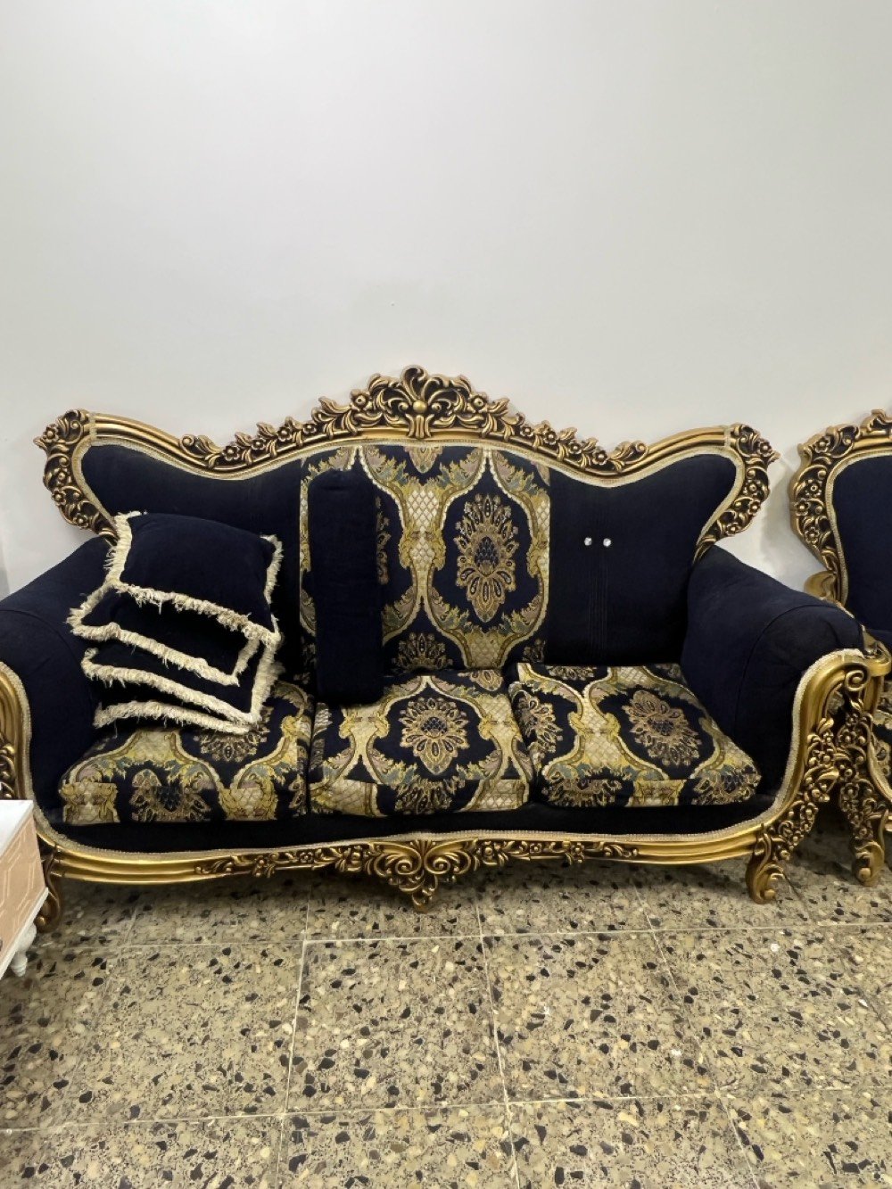 تخم ملكي للبيع العنوان الدوره للاستفسار ***********
عيني شكد عدد القطع بالضبط ويا التخم الملكي؟ يعني صوفة/كراسي/طاولات/مرايا أو أي ملحقات ثانية؟: 
4كراسي وتخم ابو 3نفرات ثنين
وين مكانك بالضبط بالدوره، وشكد السعر النهائي؟ وبي مجال للتفاوض لو لا؟: 
السعر350 وبي مجال الدوره شارع الشرطه محمد الوكيل