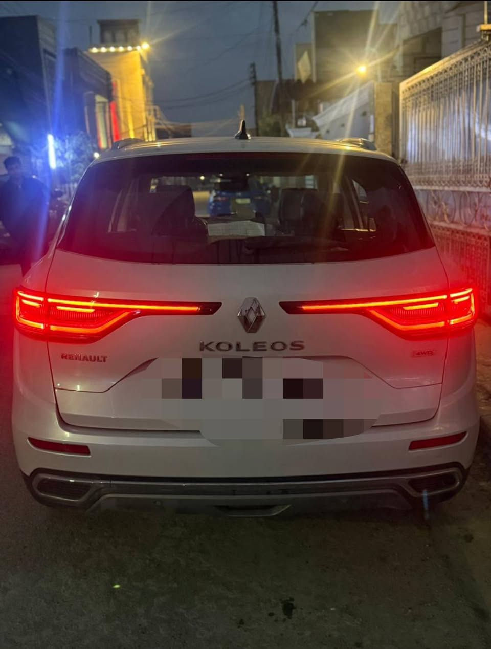 السلام عليكم للبيع رينو كوليوس موديل 2025 (زيرو)
تحويل ثاني يوم حرة غير محجوزه

 ضمان 5 سنوات محرك و كير 

💥مواصفات السيارة 💥

✨ المحرك 4 سلندر  2.5L ياباني

✨ ناقل حركة أوتوماتيك 7 سرعات

✨ دفع رباعي 4WD

🔑 مفتاح التشغيل بصمة مع خاصية التشغيل عن بعد

✨حساسات 360 درجة

✨كامرا خلفية دوارة

✨مصابيح امامية LED زينون   

✨️ مصابيح خلفية LED 

🛞 ويل كب 19

✨️ اشارة في المرايا الجانبية 

✨️ المرايا قابلة للطي تلقائياً

✨ رادار جانبي (نقط عمياء)

✨عدد AIR BAG 8

✨ هاند بريك كهرباء 

✨ مكابح ABS 

✨ شاشه apple car play و android auto و GPS باللغه العربيه

✨ تحكم مقود

✨️منفذ طاقة 

✨ تتسع المقصورة لـ 5 ركاب

✨مقاعد جلد و تدفئه للمقاعد الاماميه

✨ اضاءة led داخل الأبواب 5 الوان

✨ لوحة العدادات متغيره 4 أشكال

✨ تثبيت مقعد الأطفال ISOFIX 

✨  تبريد مناخين للسائق و الراكب مع تبريد خلفي

✨ مقابض ابواب نيكل مع زر بصمه

✨ نظام مانع الانزلاق 

✨حاملات اكواب مبرده

✨ سستم صوت BOSS

✨دمام خلفي

✨صندوق كهرباء

✨فتحة سقف بانوراما

✨اريل نفيگيشن

✨نظام الركن التلقائي autopark

✨المرأة الوسطيه بخاصية تعتيم ذاتي

 

للاستفسار /***********
