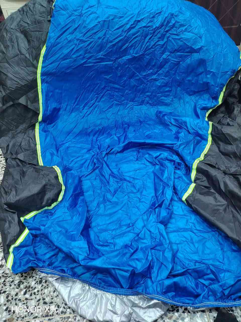 جادر سيارة حجم كبير قماش جدا قوي مع جنطة 4قطع اربطة اول تم 20
جادر  سياره
النوع الثقيل  ضمان الجوده
يحتوي على اشارات فسفوريه للتنبيه
ضد الماء ⛈عازل للحراره 🌞 عازل للرطوبه☔️ مبطن من
 الداخل 🌫 عاكس للشمس يحتوي 
جادر/غطاء سيارة كامل.
اللون الأزرق مع حواف عاكسة بلون أخضر فسفوري. خفيف مقاوم للماء.
يحتوي على مطاط في الأطراف لتثبيته حول السيارة.
مناسب للحماية من الغبار وأشعة الشمس والأمطار الخفيفة.
خفيف الوزن وسهل الطي والتخزين.


**إذا كنت صاحب هذا الإعلان وتريد حذفه لأي سبب، رجاءا أرسل رسالة إلى الدعم الفني**