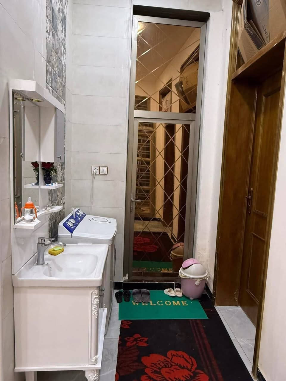 سلام عليكم بيت مساحه [200متر طابو زراعي سند 25 بسمي]
طابقين الطابق الاول غرف عدد2 مناور عدد2 مجمع صحيات عدد2 مطبخ حار وبارد ستقبال كلدور كراج سياره..... 🏠🏘

 الطابق الثاني غرف عدد3مجمع صحيات.... 🏠

سطح ناصي وسطح عالي كلدور.... 🏠

 علمن البيت قريب ع الكورنيش🏠

(تبليط لحد الباب) للاستفسار عن سعر البيت الاتصال على الرقم  ((((***********)))))
بشار بلنص
