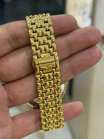 أناقة لا تتكلّم، بل تعلن.
تصميم نقي، وخطوط ذهبية... انطباع لا يُنسى.

مواصفات تليق بأناقتك:

· مقاس متوازن: قطر 38.5 ملم - يناسب المعصم بدقة وبراحة فائقة
· هيكل وإسوار: ذهبي أنيق بمادة PVD المتينة
· الوجه: لون أبيض كلاسيكي مع نافذة تاريخ
· الصمود: زجاج ياقوتي مضاد للخدش
· الموثوقية: حركة سويسرية (كوارتز أو أوتوماتيك)
· للحياة اليومية: مقاومة للماء حتى ٣٠ مترًا

لونجين بريسنس... لأن التفاصيل البسيطة تصنع الفارق الأكبر.

📍 للتواصل والاستفسار:
الموقع: الكوت
الهاتف: ***********
وسائل التواصل: واتساب أو خاص

#ساعات_سويسرية #سويسرا_أصالة #زجاج_ياقوتي #مقاومة_الماء #ساعة_اوتوماتيك #ساعة_كوارتز #PVD
