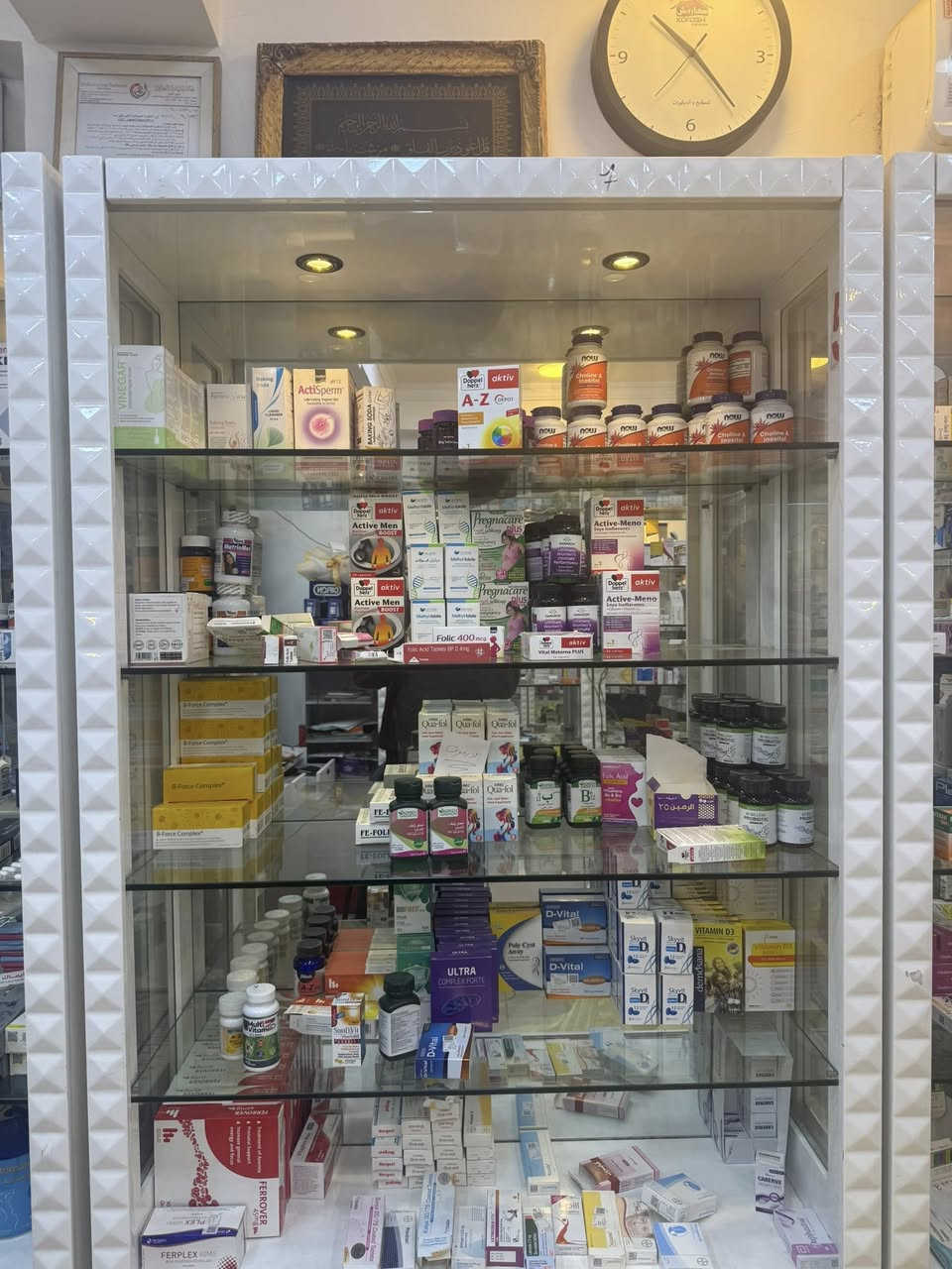 سلام عليكم فاترينات صيدلية خشب HDF صناعة مستورد وليس محلي جودة ممتازة رفوف جام ضد الكسر مع ابواب جام قياسات 
ارتفاع 2 متر 
عرض 1.20 متر
عمق 50 سنتيم
العدد 9 قطعة 
مع عارضة كبيرة هيكل معدني 
وميزين واحد متحرك مع تايرات 
وثاني ثابت مثل ماموضح بالصور
تحتوي على انارة وابواب خزن في الاسفل 
مكان بغداد القادسية ساحة قحطان 
للاستفسار واتساب ***********
