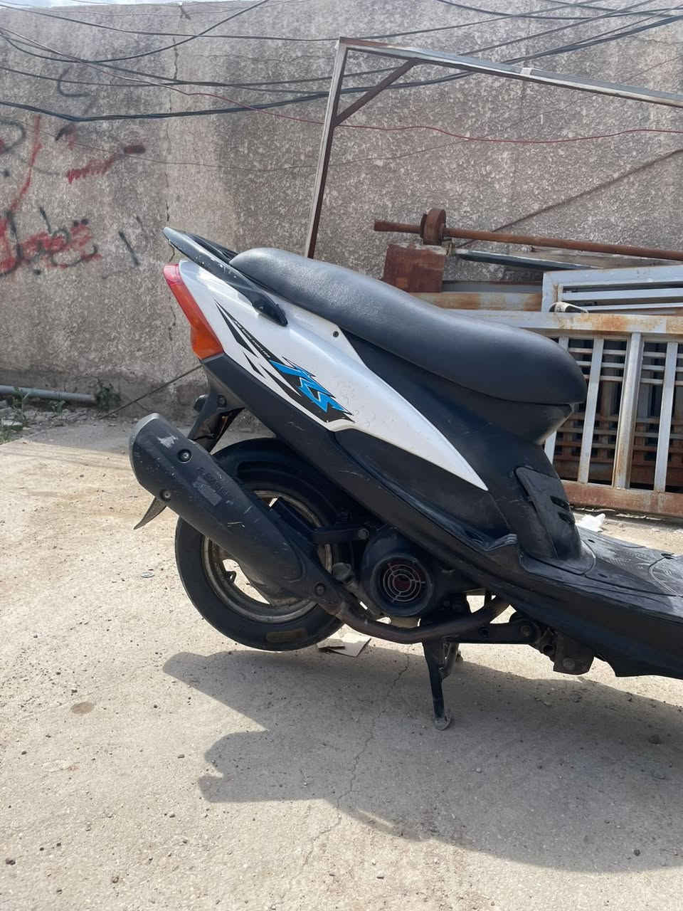 دراجه ماكس البيع كفاله عامه برغي ما مفتوح بيها صالنصه رياضي وياله لون ابيض مصبوغات  تجي و اشوف بعينك ***********

