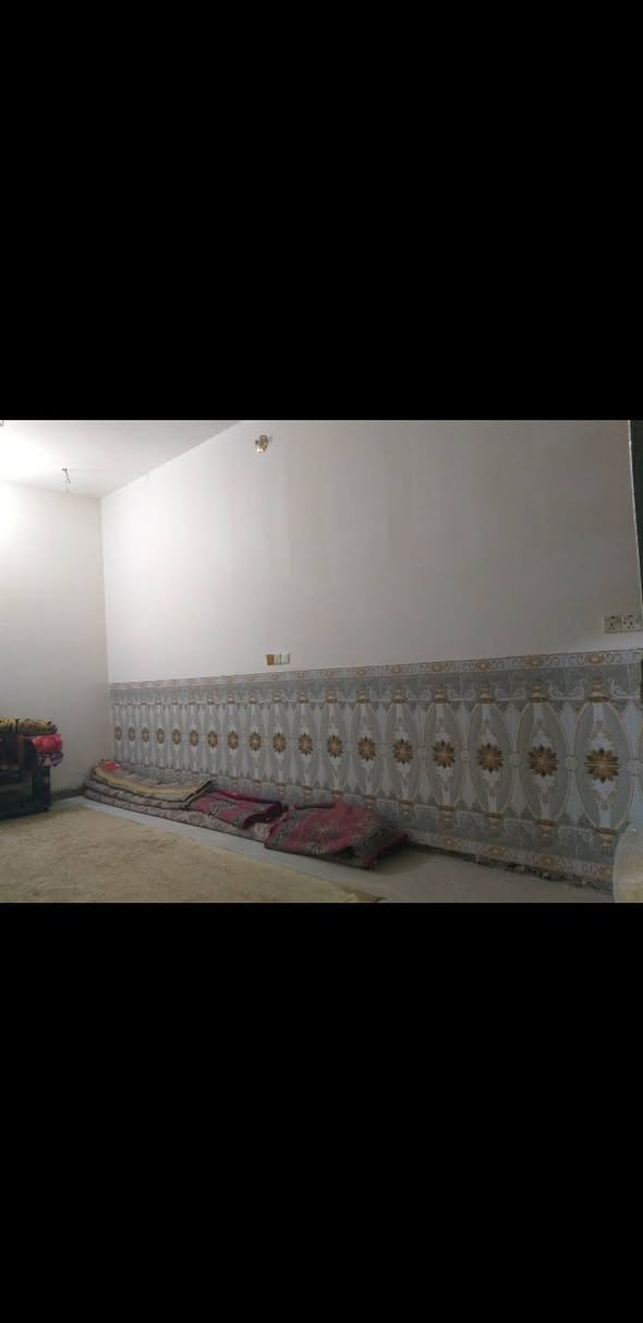 السلام عليكم بيت بمساحه 125 سنه 25 بالفلوجه الانبار بسعر 36/ ***********/***********( ويتحو طابو سيرف وكامل الخدمات مي وكهرباء والتبليط ثاني فرع من شارع العام والمدرسه المتوسطه وابتدائيه 200 متر النجار موقع حلو
